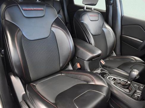 Used 2019 Jeep Cherokee Trailhawk AWD/4WD image 6