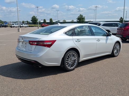 Used 2017 Toyota Avalon Limited FWD image 4