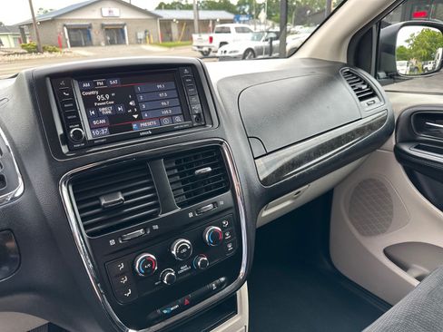 Used 2017 Dodge Grand Caravan SE w/ UConnect Hands-Free Group FWD image 24