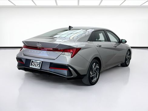 Used 2025 Hyundai Elantra SEL FWD image 4