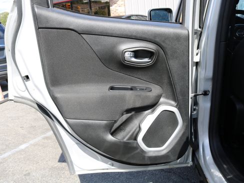 Used 2018 Jeep Renegade Latitude w/ UConnect 8.4 Nav Group image 29