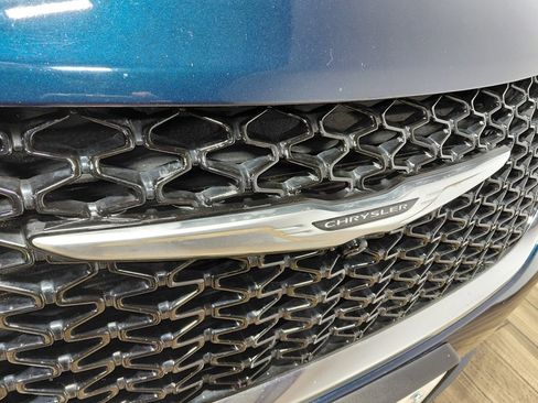 Used 2025 Chrysler Pacifica Select image 14