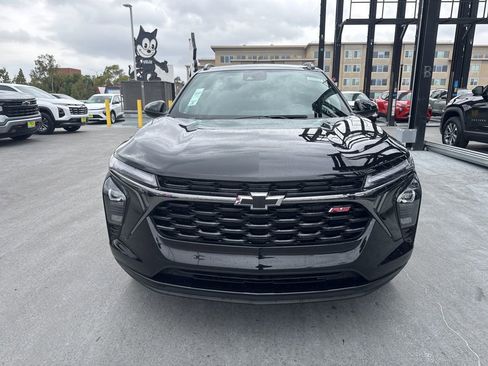 Used 2024 Chevrolet Trax RS w/ Sunroof Package image 2