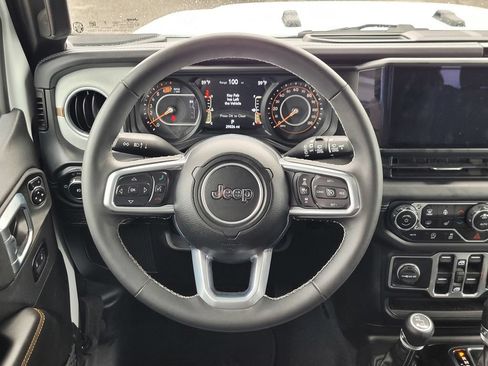 Used 2025 Jeep Wrangler Unlimited Sahara AWD/4WD image 12