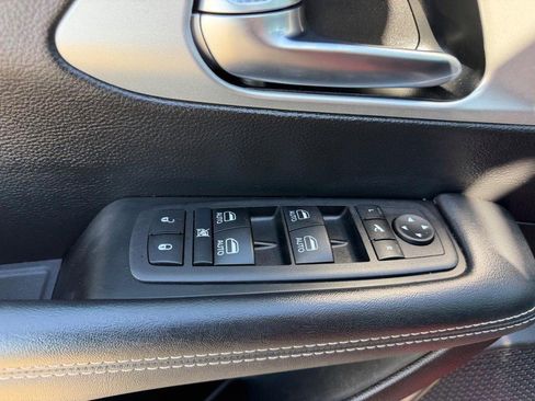 Used 2025 Chrysler Pacifica Limited image 21