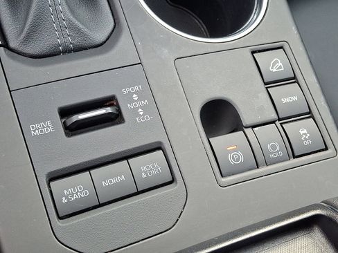 Certified 2024 Toyota Highlander XLE image 25