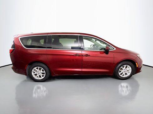 Used 2023 Chrysler Voyager LX image 11
