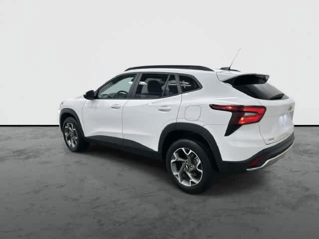Used 2025 Chevrolet Trax LT w/ LT Convenience Package FWD image 9
