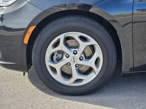 Used 2023 Chrysler Pacifica Limited image 13