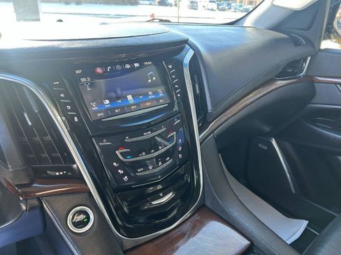 Used 2018 Cadillac Escalade Premium Luxury image 19