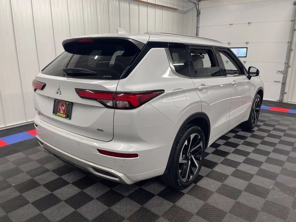 Used 2023 Mitsubishi Outlander SEL AWD/4WD image 3