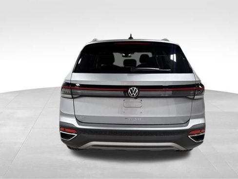 New 2026 Volkswagen Taos SE image 6