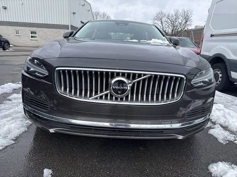 Used 2022 Volvo S90 T8 R-Design image 3