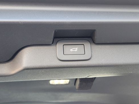 Certified 2025 Land Rover Discovery Dynamic SE image 36