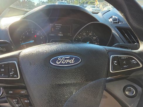 Used 2019 Ford Escape SE image 15