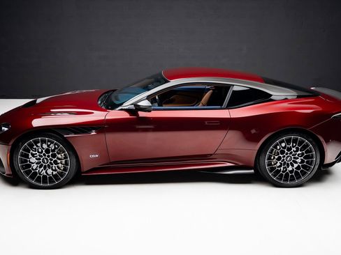 Used 2023 Aston Martin DBS Coupe RWD image 17