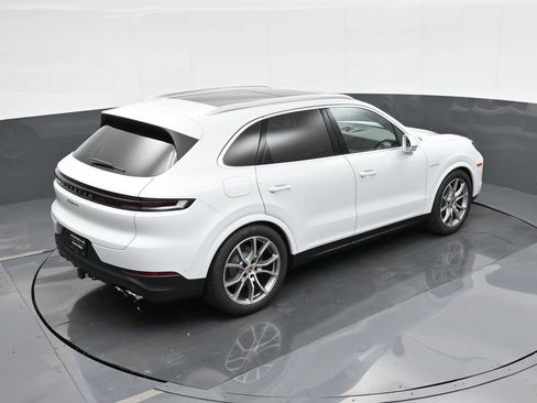Certified 2025 Porsche Cayenne E-Hybrid AWD/4WD image 30
