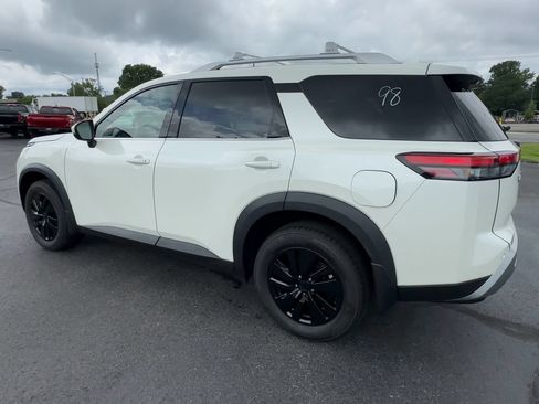 Used 2023 Nissan Pathfinder SL AWD/4WD image 6
