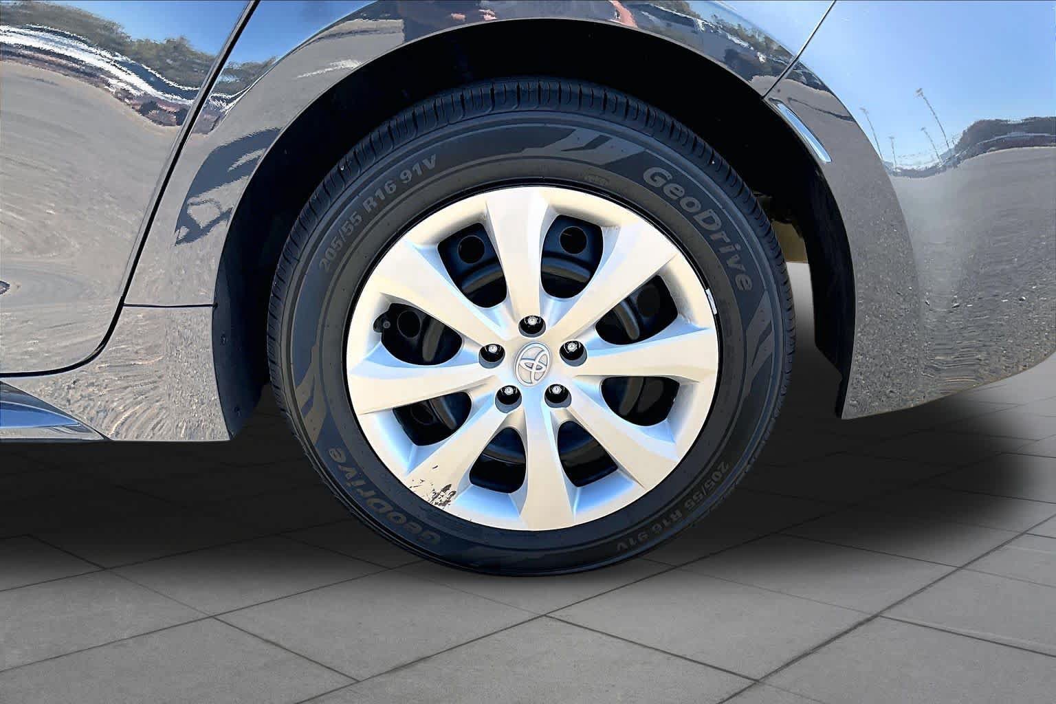 Certified 2025 Toyota Corolla LE FWD image 10