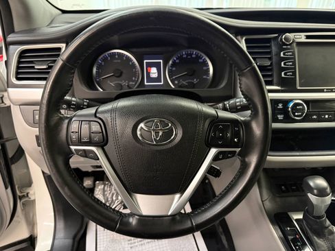 Used 2017 Toyota Highlander Plus w/ Carpet Mat Package AWD/4WD image 33