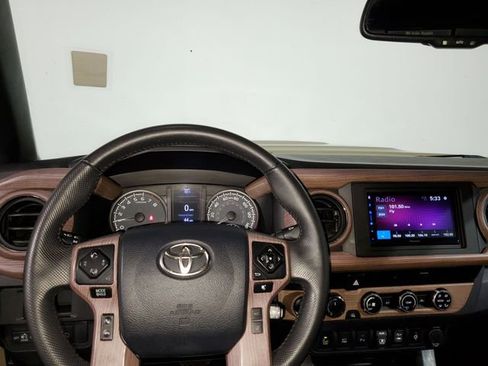 Used 2018 Toyota Tacoma TRD Sport w/ Technology Package image 12