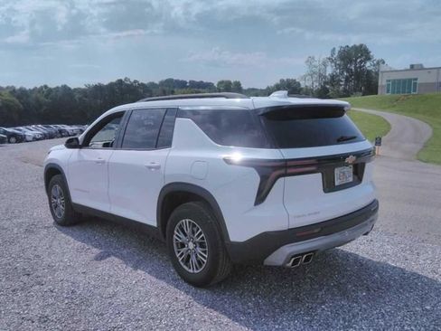 Used 2025 Chevrolet Traverse LT FWD image 2