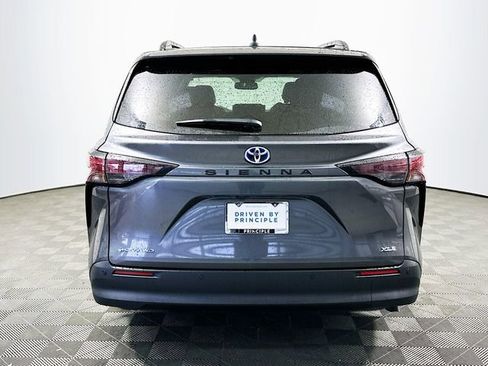 Used 2025 Toyota Sienna XLE image 7