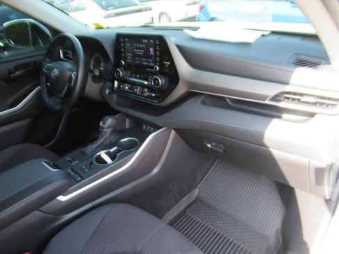 Used 2022 Toyota Highlander LE image 11