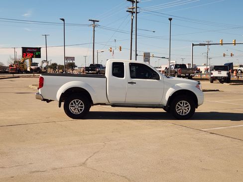 Used 2019 Nissan Frontier SV image 7