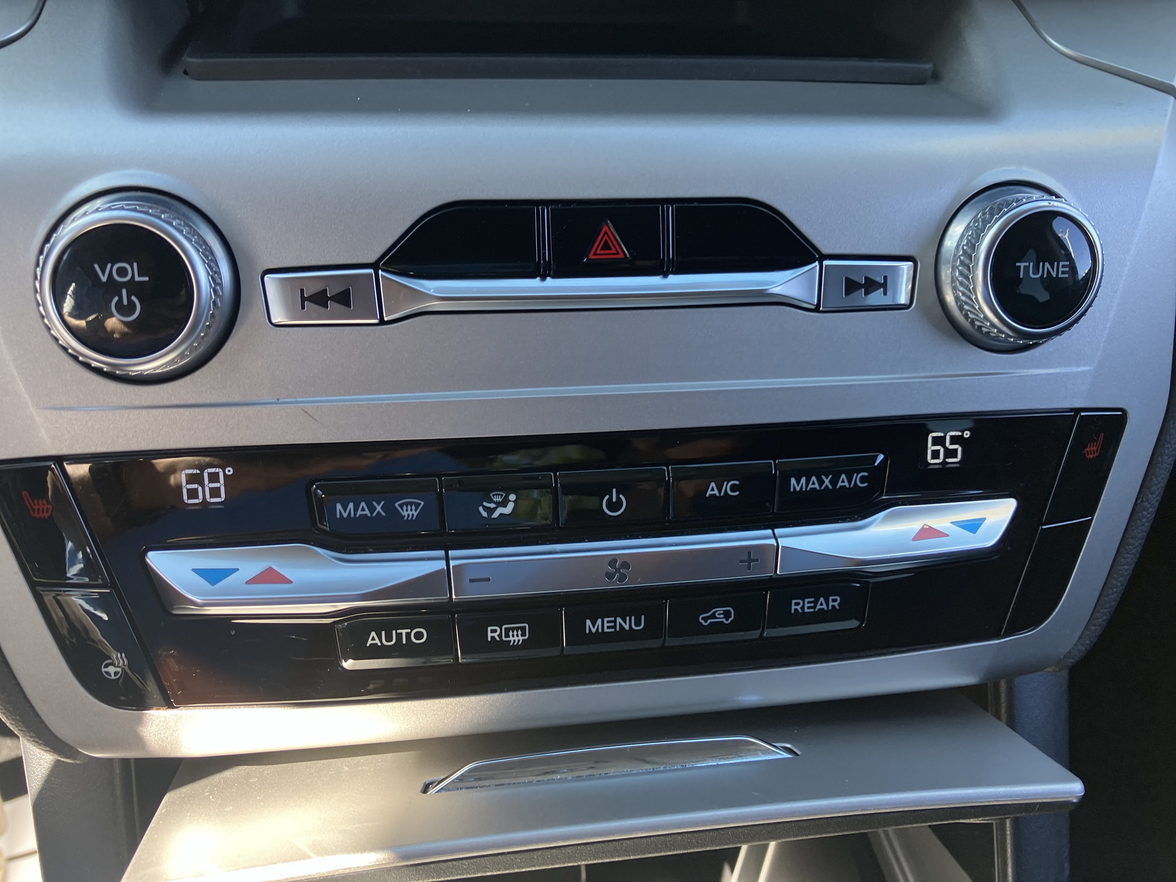 Used 2021 Ford Explorer XLT w/ Equipment Group 202A AWD/4WD image 23