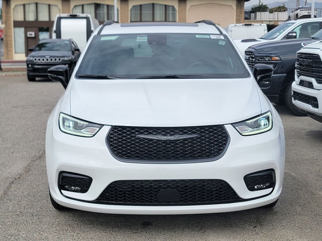 New 2025 Chrysler Pacifica Select w/ Fav Edition Package FWD image 2