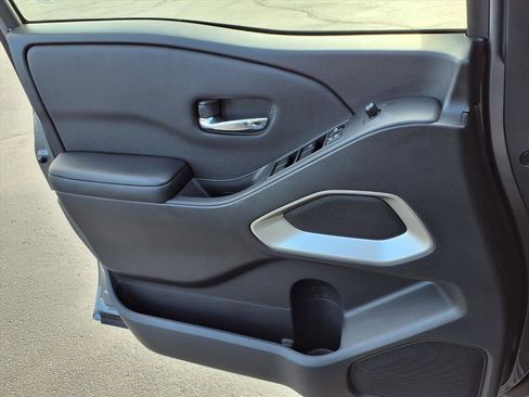 Used 2025 Nissan Frontier SV image 17