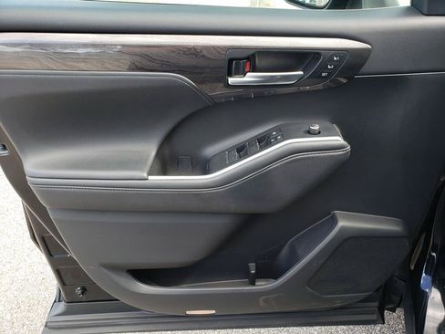 Used 2021 Toyota Highlander Platinum AWD/4WD image 9