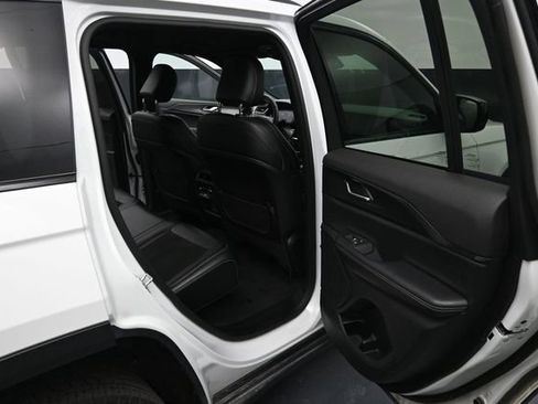 Used 2025 Jeep Grand Cherokee Altitude AWD/4WD image 30