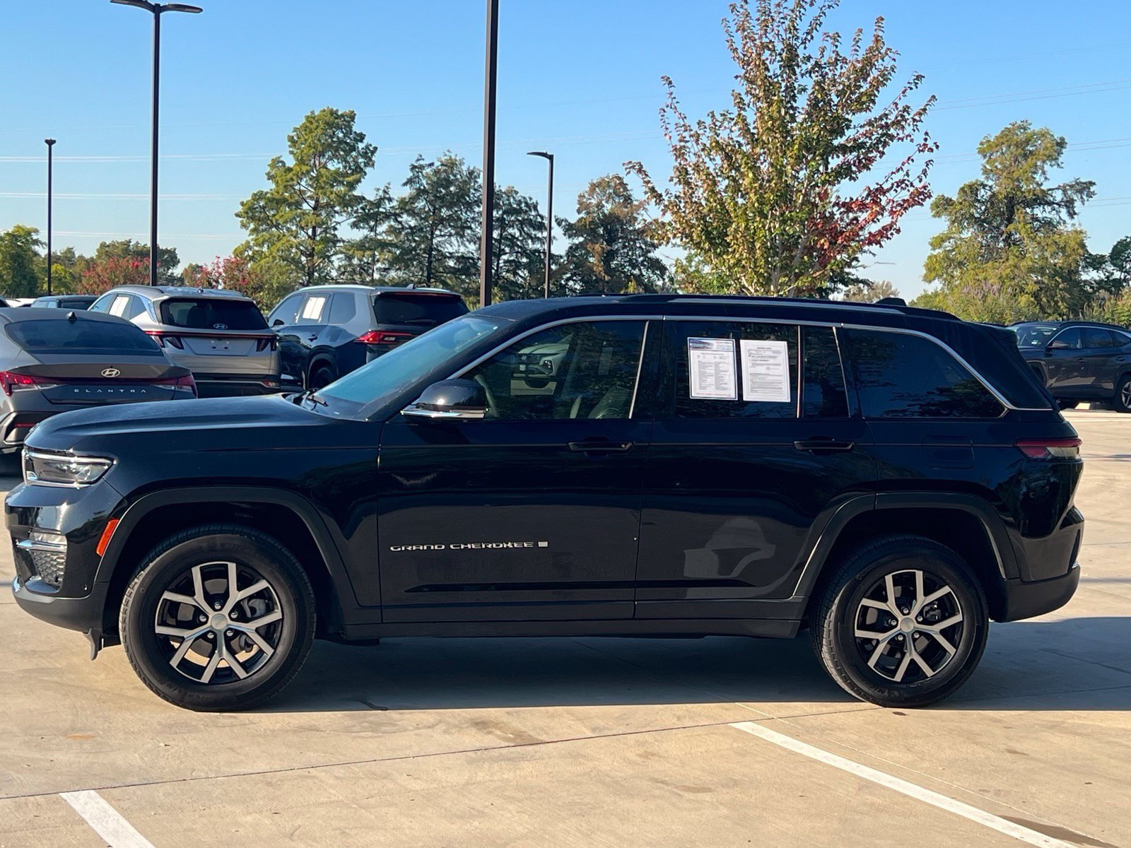 Used 2023 Jeep Grand Cherokee Limited w/ Luxury Tech Group II RWD image 18