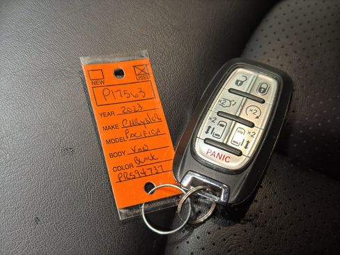 Used 2023 Chrysler Pacifica Touring-L FWD image 39