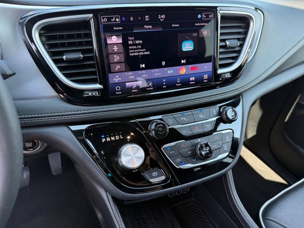 Used 2025 Chrysler Pacifica Limited FWD image 17