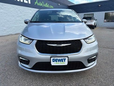 Used 2023 Chrysler Pacifica Touring-L FWD image 8