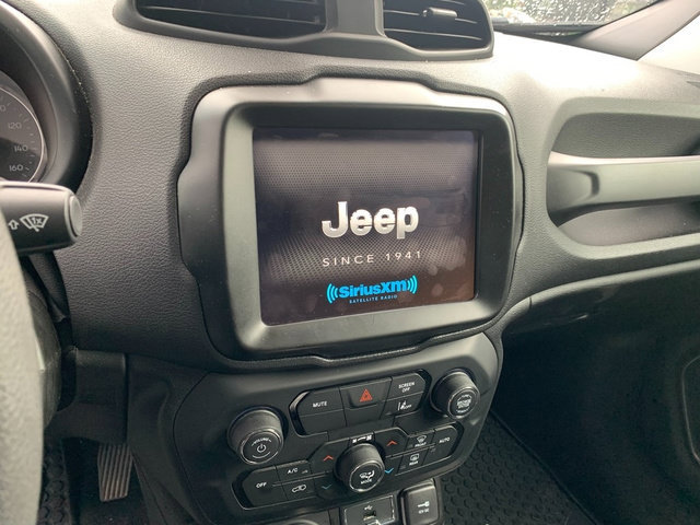 Used 2023 Jeep Renegade Latitude AWD/4WD image 9