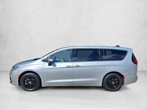 Used 2023 Chrysler Pacifica Touring-L FWD image 9