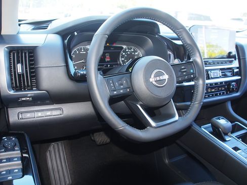 Used 2024 Nissan Pathfinder SL w/ Black Appearance Package AWD/4WD image 18