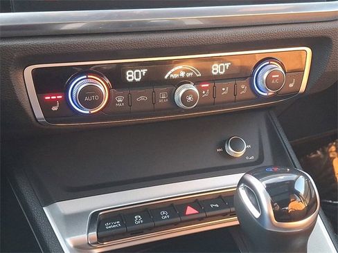 Used 2025 Audi Q3 2.0T Premium image 16