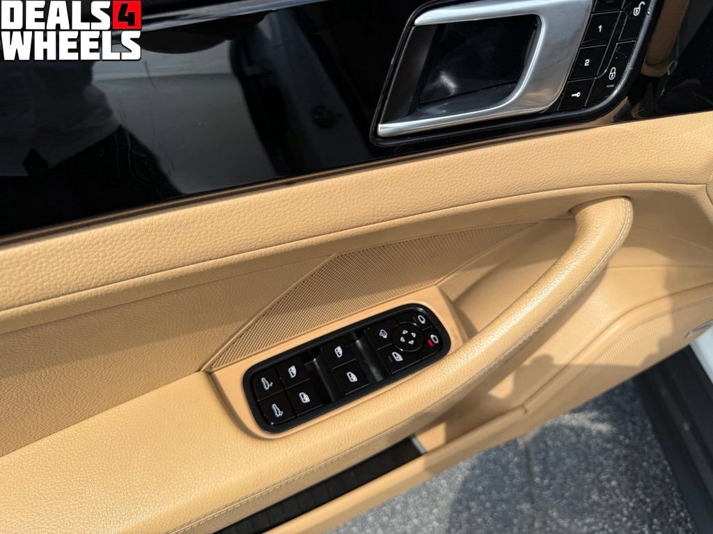 Used 2018 Porsche Panamera RWD image 12
