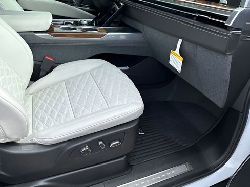 New 2026 Cadillac Escalade Platinum Sport w/ LPO, Floor Liner Package AWD/4WD image 20