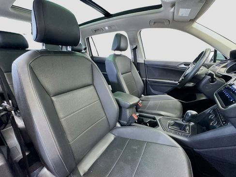 Used 2020 Volkswagen Tiguan SE w/ Panoramic Sunroof Package image 19