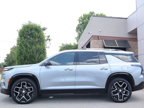 Used 2025 Chevrolet Traverse High Country FWD image 10