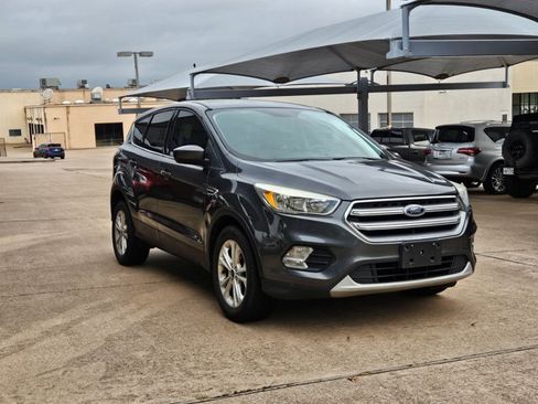 Used 2017 Ford Escape SE FWD image 3