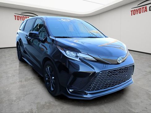 Used 2025 Toyota Sienna XSE image 6