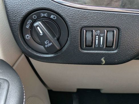 Used 2013 Chrysler Town & Country Limited w/ Luxury Group FWD image 27