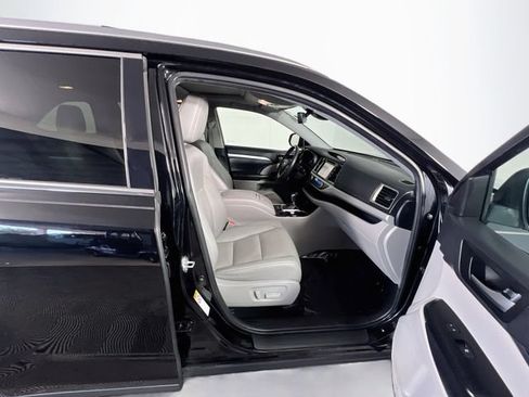 Used 2019 Toyota Highlander XLE FWD image 30